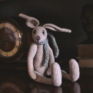 Gestricktes Kaninchenspielzeug